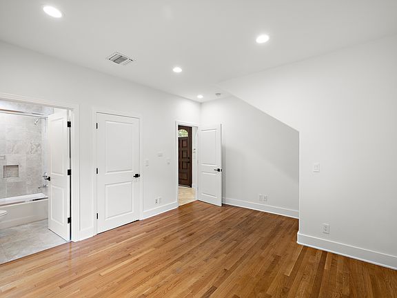 5th image of 640 Westmount Dr