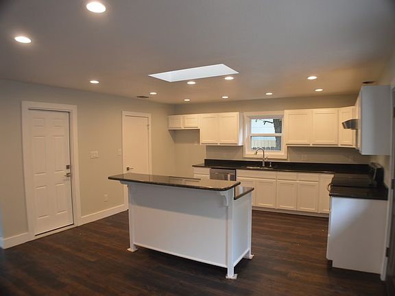 4th image of 805 Bluebonnet Dr