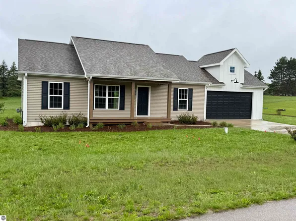 8524 S Elizabeth Dr, Maple City, MI 49664