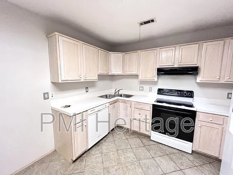 886 N Daisy Ln — Photo 5