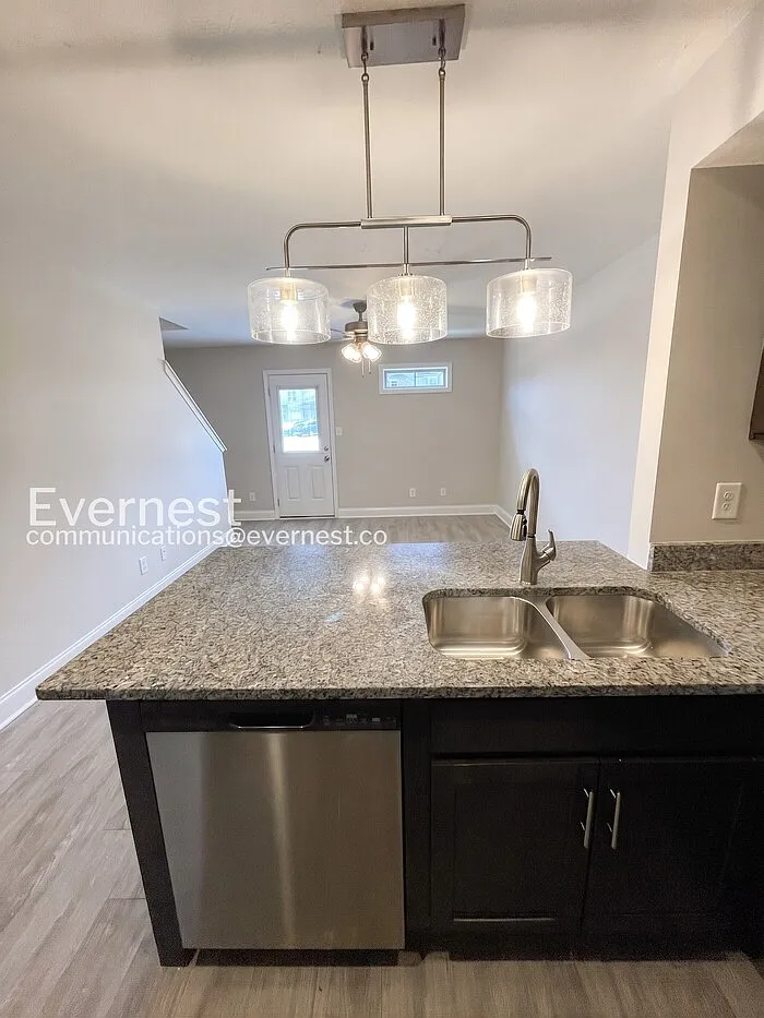 3 bed, 3.0 bath, 1400 sqft, $1,345 — Photo 4