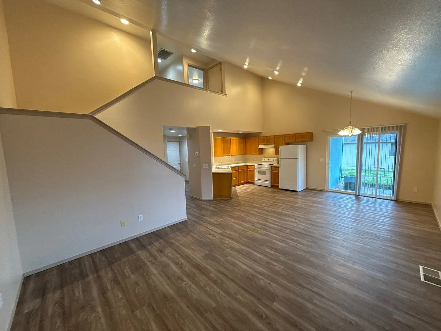 3 bed, 2.0 bath, 1400 sqft, $2,145 — Photo 4
