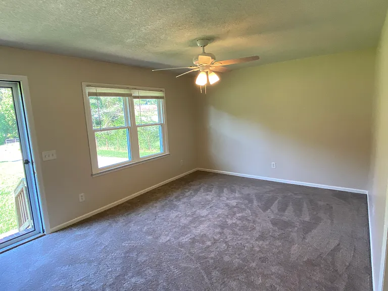 240 Lakeview Dr — Photo 6