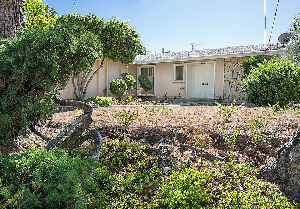 1st image of 23410 Balmoral Ln