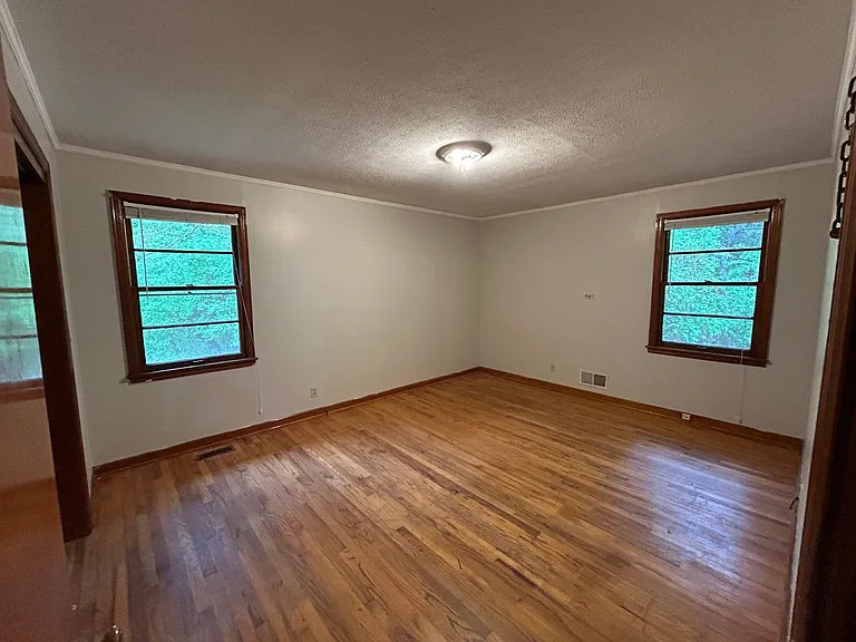 916 Stewart St — Photo 10
