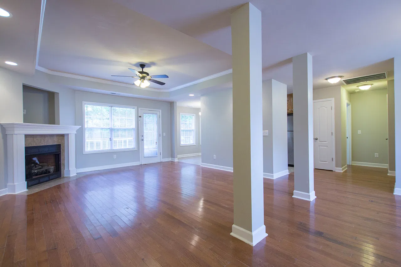 Freshly painted with new carpet in bedrooms! — Photo 3