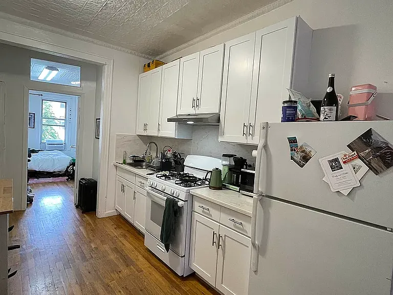 141 Montrose Ave #3R — Photo 6