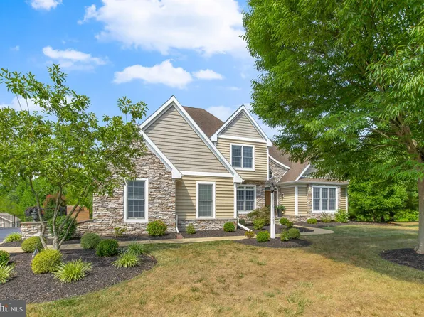 101 Fieldgate Dr, Lancaster, PA 17603