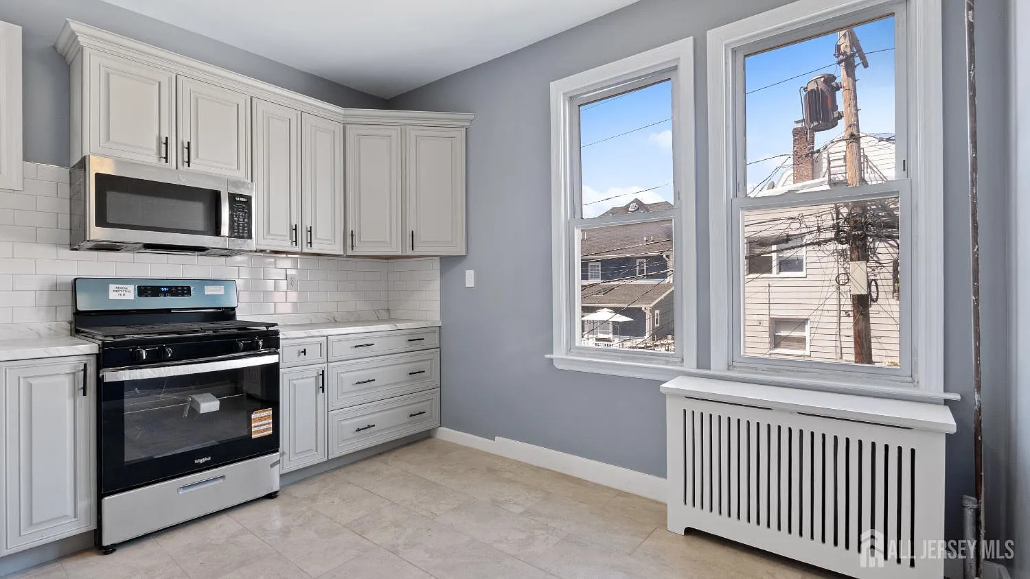 3 bed, 1.0 bath, 3068 sqft, $2,700 — Photo 3