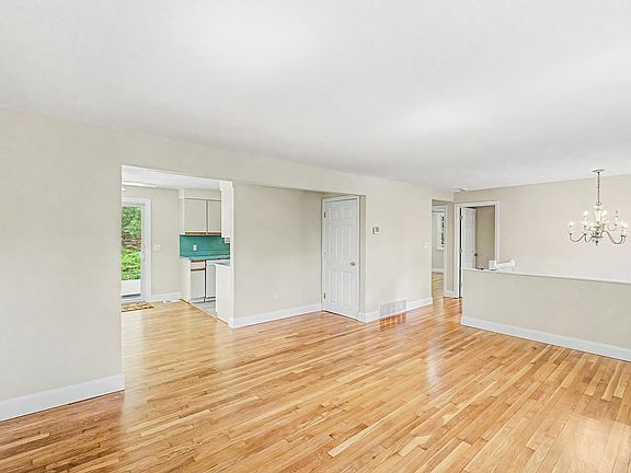2nd image of 7 Holly Ln