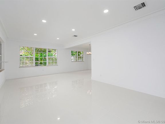 4th image of 415 Aledo Ave