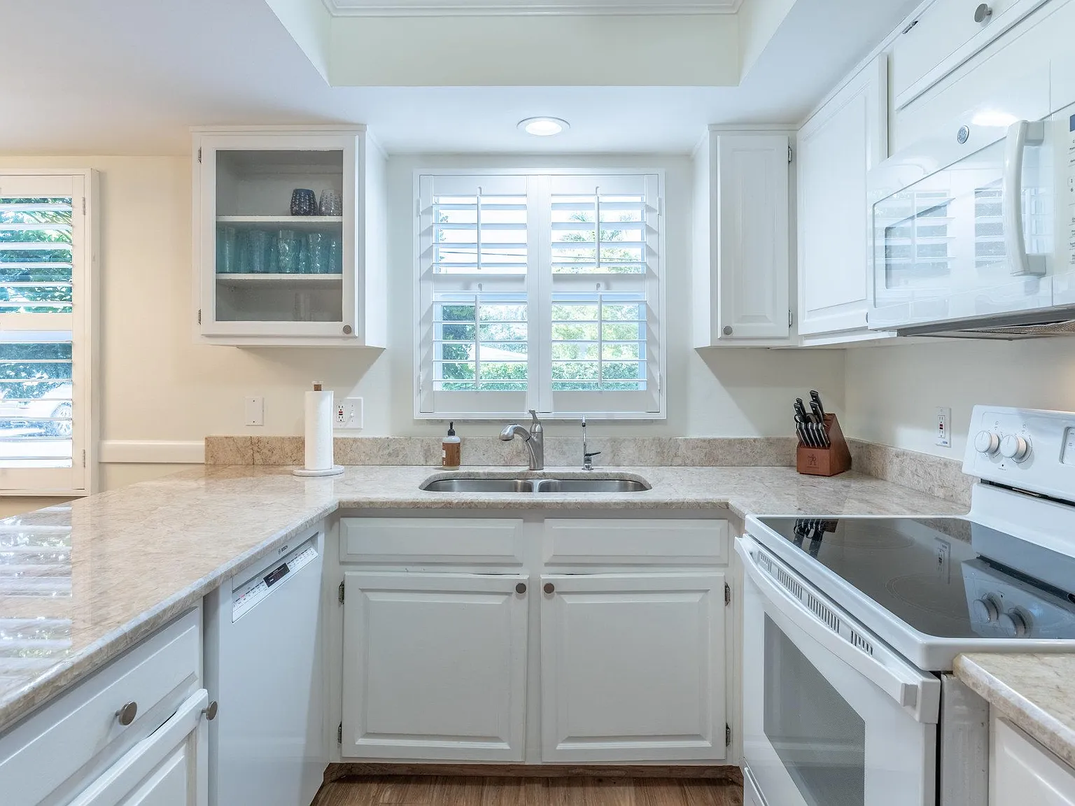 2 bed, 1350 sqft, $9,000 — Photo 4