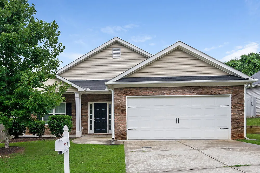 3 bed, 2.0 bath, 1340 sqft, $2,050 — Photo 1