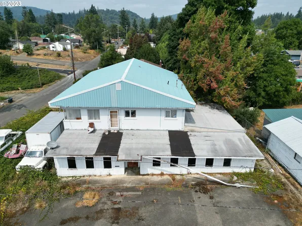 310 E 10th St, Coquille, OR 97423
