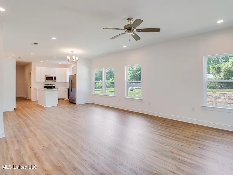 13469 Mary Ave — Photo 3
