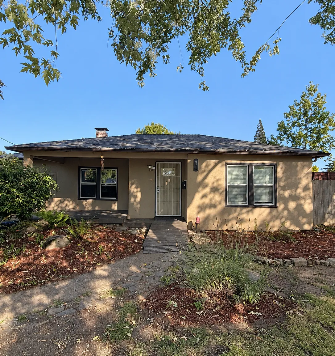 3 bed, 1043 sqft, $2,200 — Photo 1
