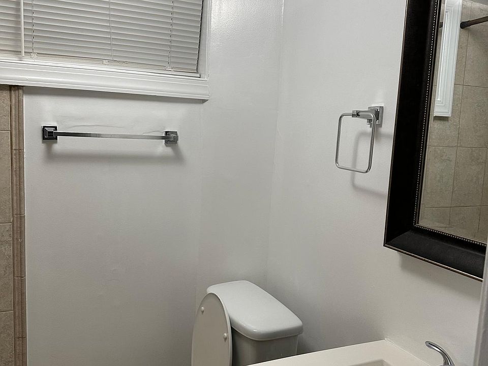 bathroom w/shower