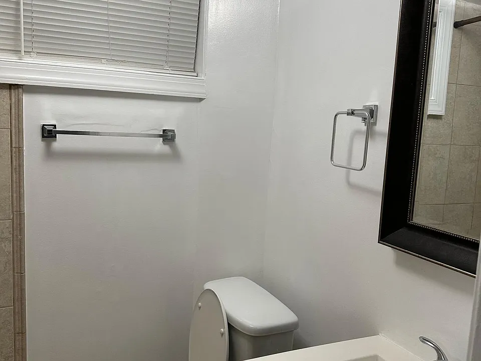 bathroom w/shower