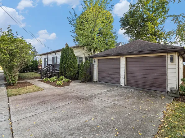 27 Elizabeth Lake Rd, Pontiac, MI 48341