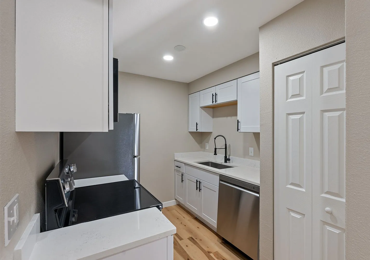 Sandy Terrace Apartments — Photo 3