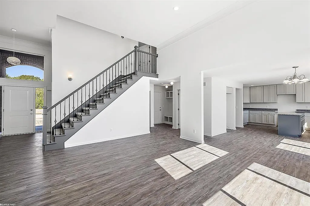 5 bed, 3.5 bath, 2810 sqft, $3,800 — Photo 4