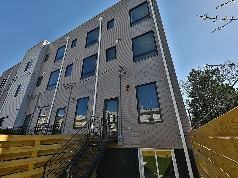 2541 Turner St — Photo 42