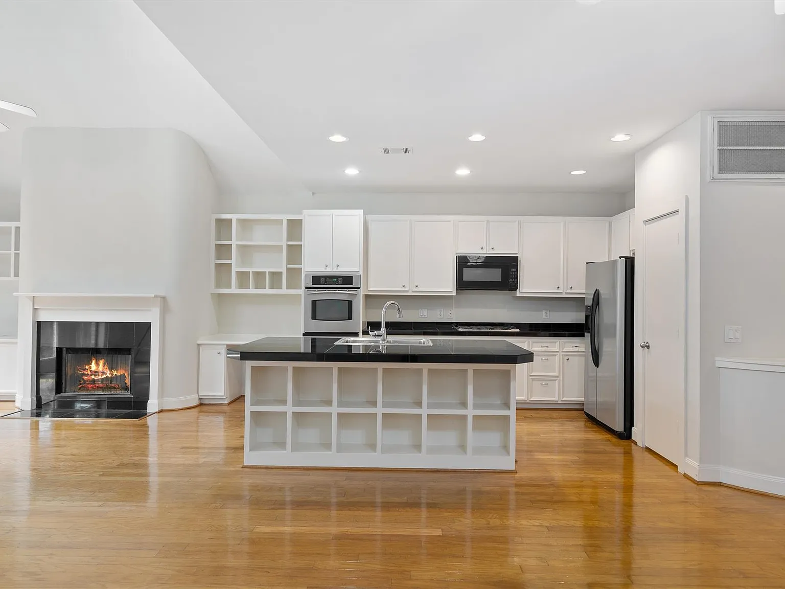 3 bed, 2.5 bath, 2656 sqft, $2,500 — Photo 3