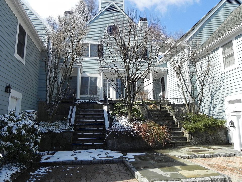 1st image of 10 Wyndham Close