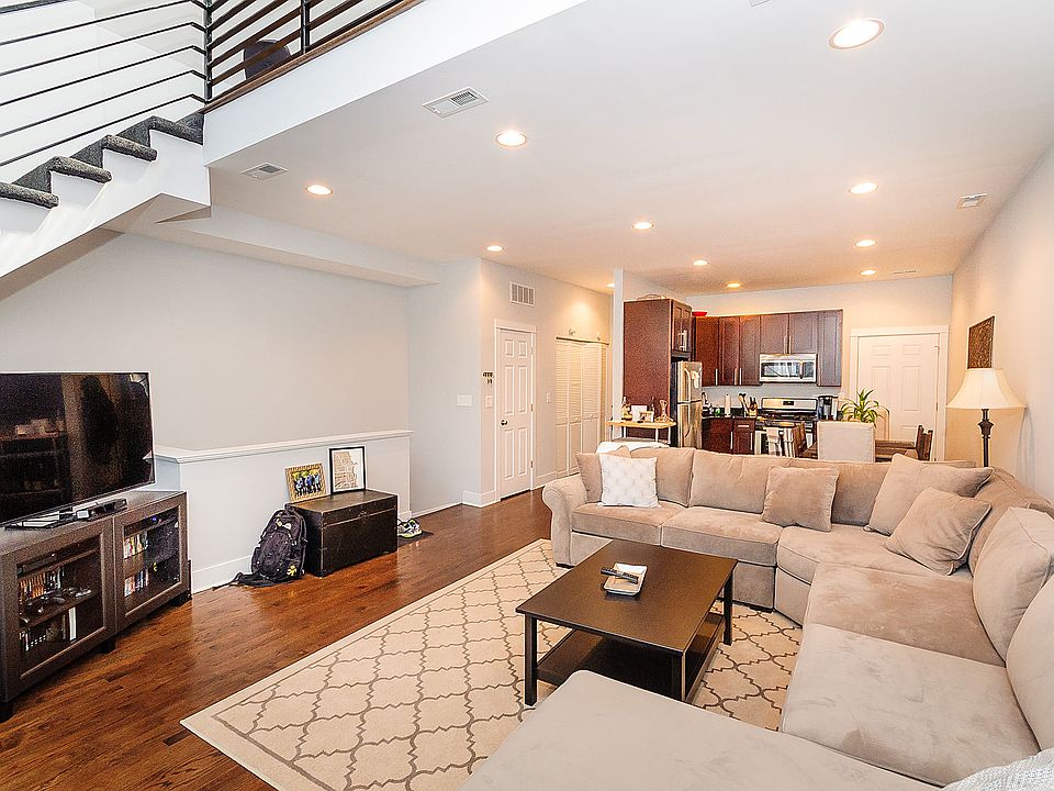 1st image of 1033 N Paulina St APT 2F