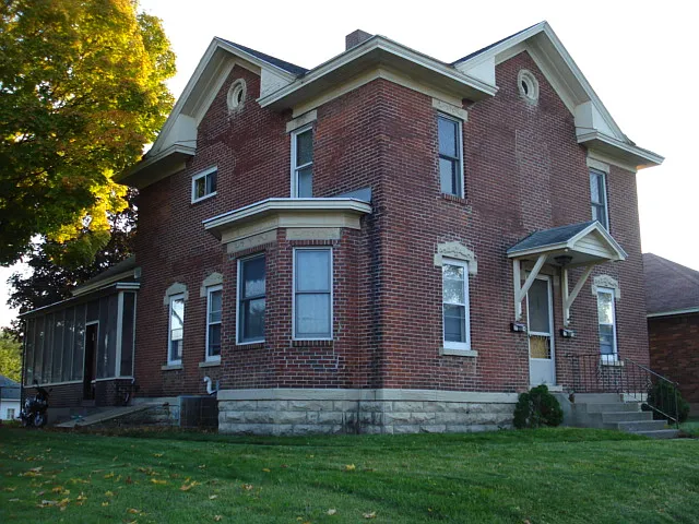 4 bed, $1,300 — Photo 1
