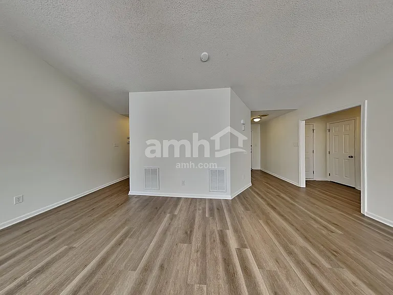 135 Kentucky Derby Dr — Photo 7