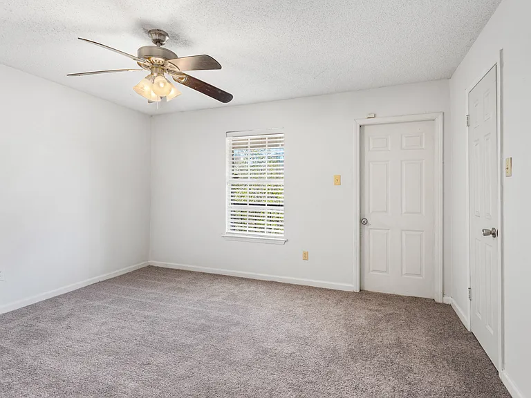 4624 Parkoaks Dr — Photo 3