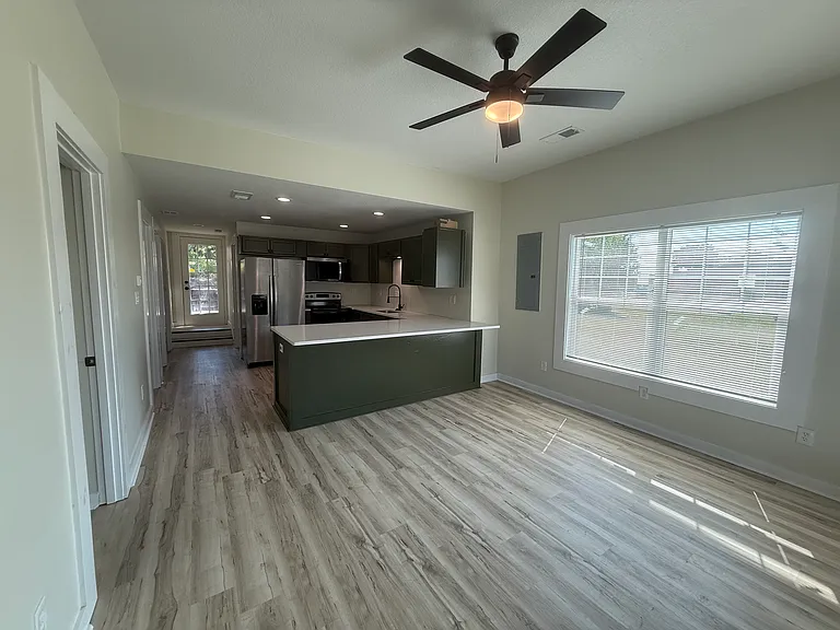 317 N Prairie St — Photo 2