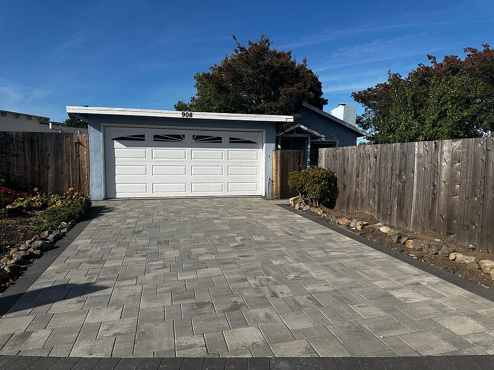 1st image of 908 Hiller St