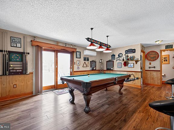 5th image of 445 Woodbine Ave