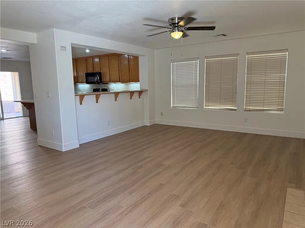 3 bed, 2.5 bath, 1993 sqft, $1,950 — Photo 4