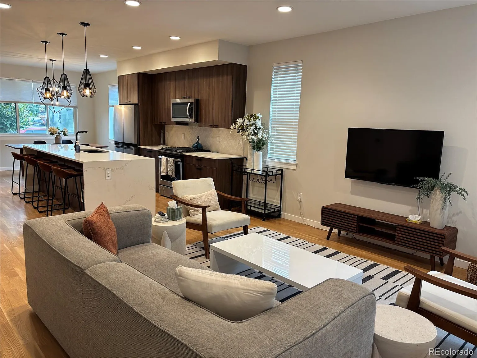 3 bed, 2.5 bath, 2400 sqft, $3,499 — Photo 4