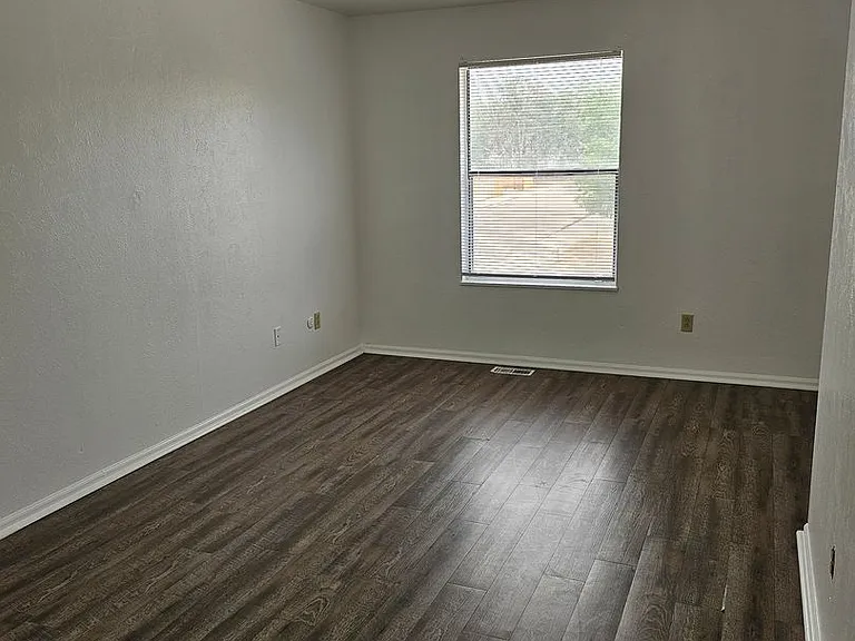 1900 N Salem Ave — Photo 11