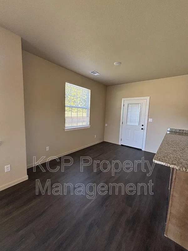 3 bed, 2.0 bath, $1,450 — Photo 4