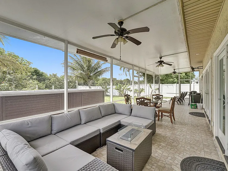 4549 SW 35th Ave — Photo 6