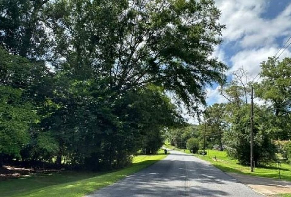 Exterior Neighborhood (street photo)