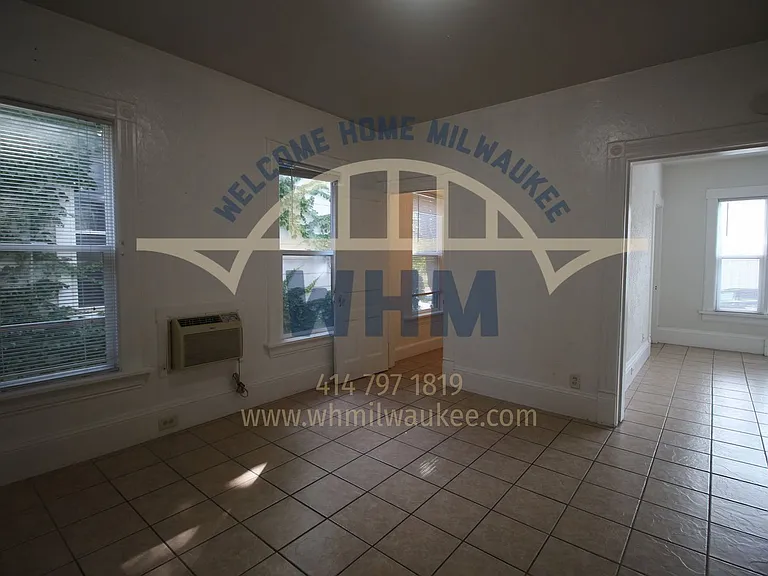 1140 N 50th Pl — Photo 3