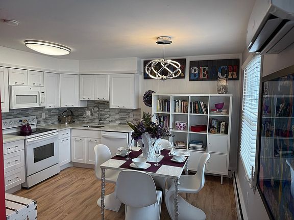 Open Dining Area w Built-Ins