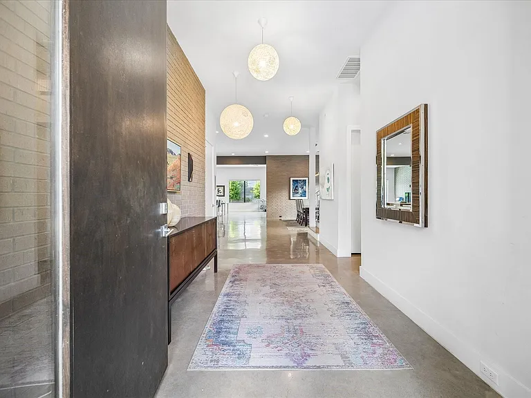 4532 Sunburst St — Photo 2
