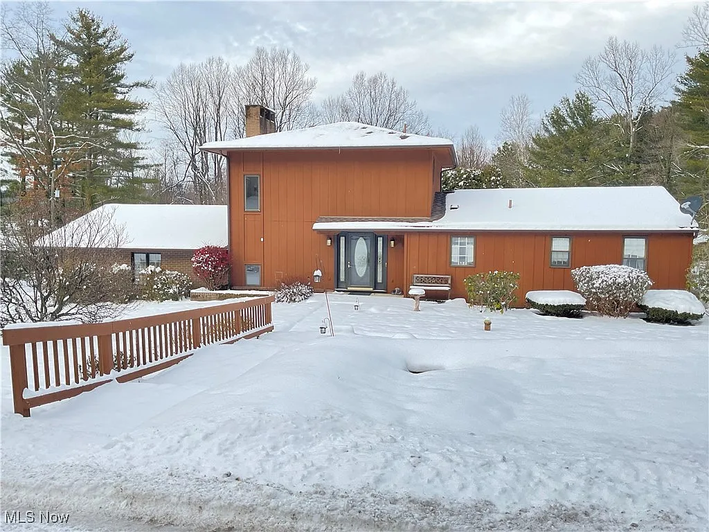 9275 Lakewood Dr NE photo 1