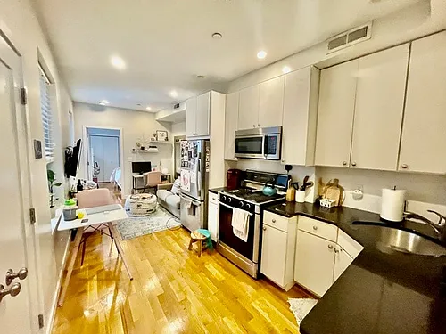419 Hanover St Photo 1