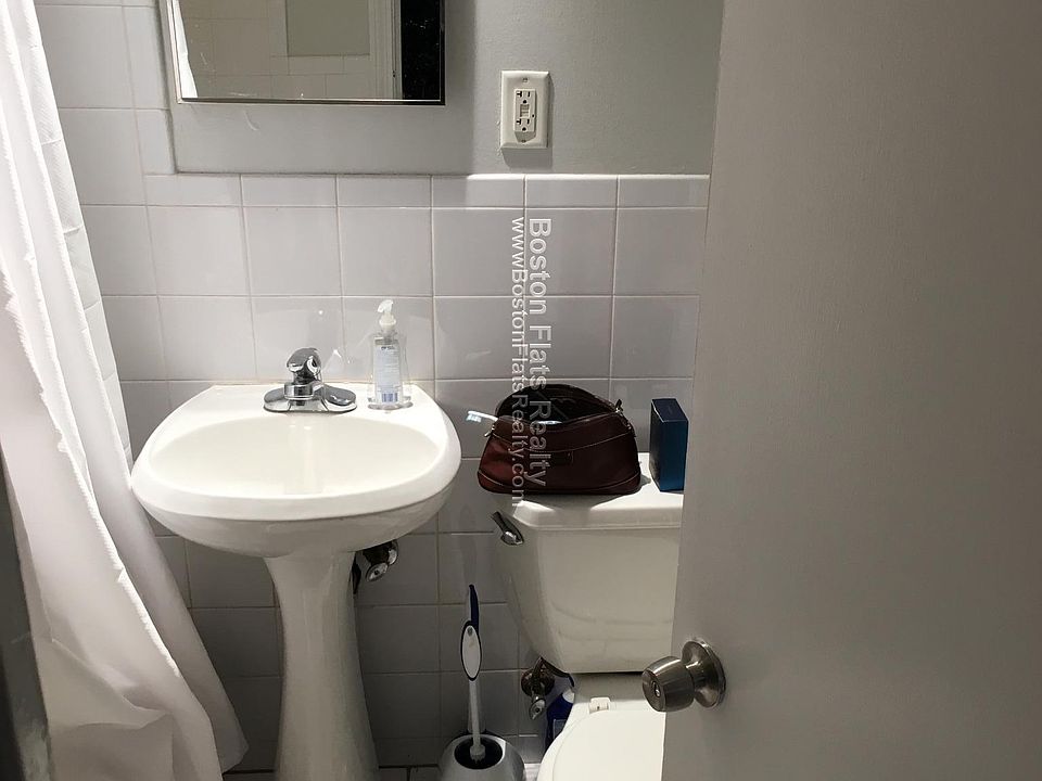 2nd image of 185 Saint Botolph St APT 01