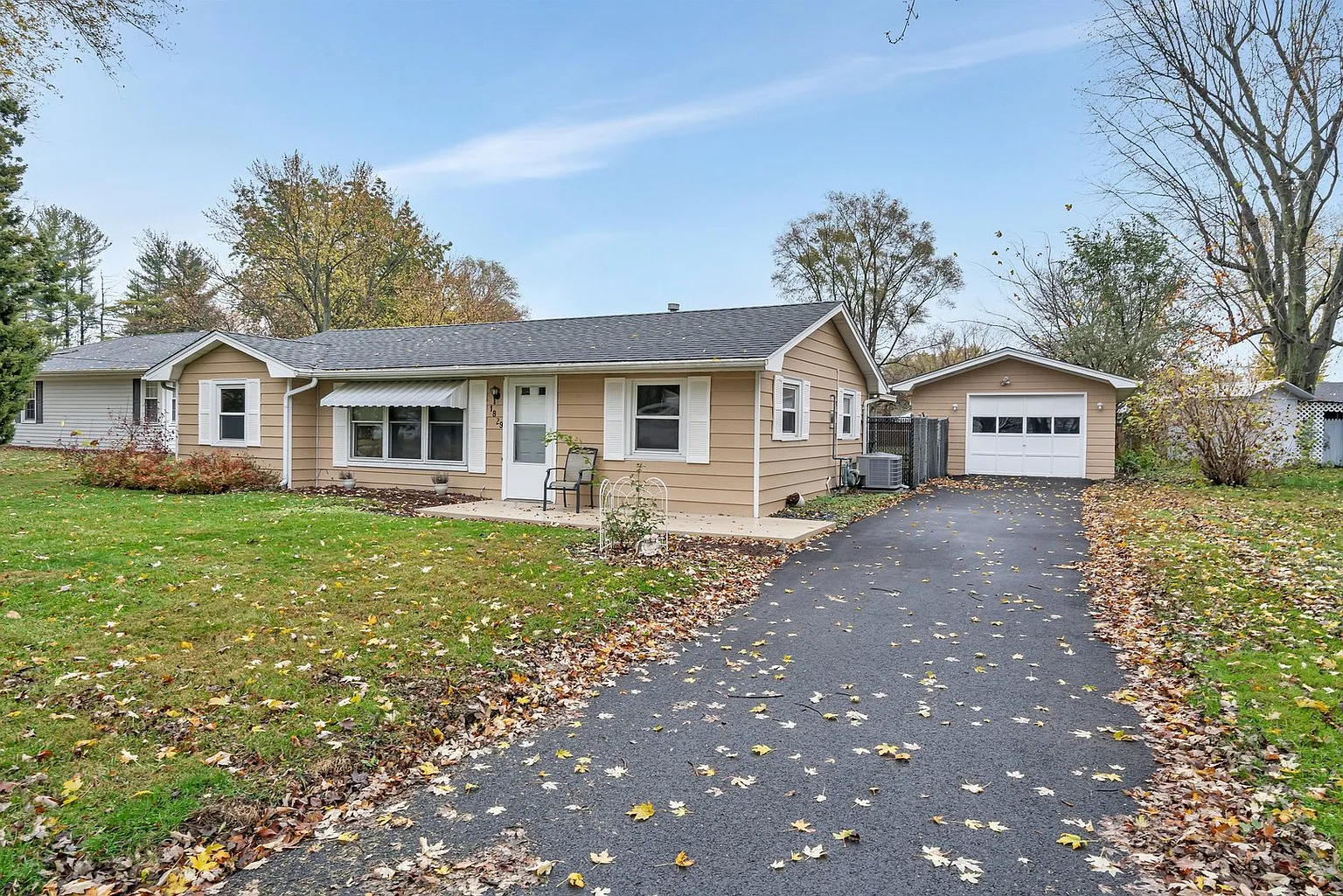 1829 Roberts St photo 1