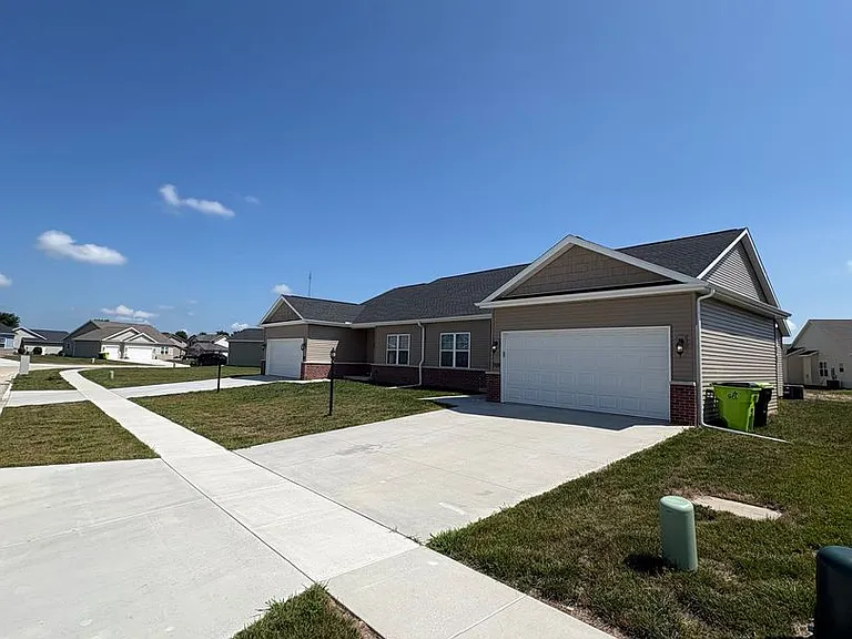 709 Stephanie Ct — Photo 1