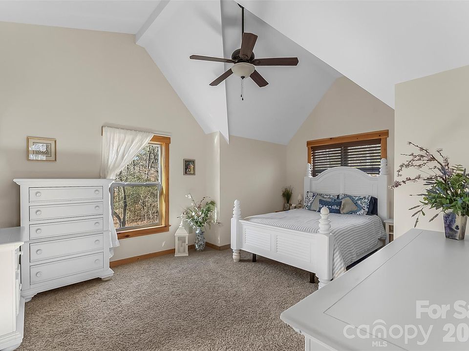 25th image of 204 Mountain Vista Dr